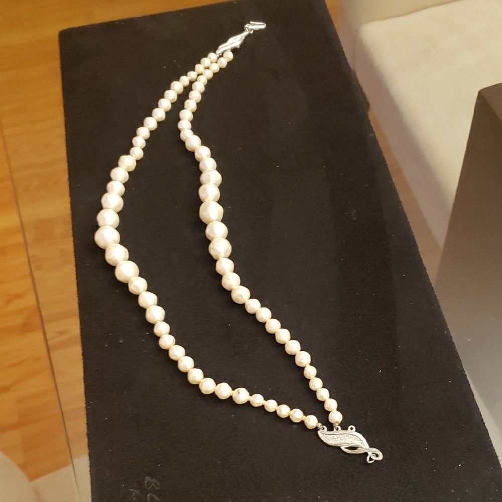Elegant Pearl Necklace with Silver Clasp